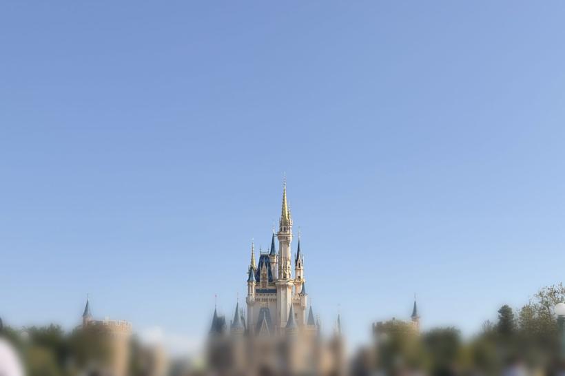 東京ディズニーランドのシンデレラ城とパレードルート沿いの混雑